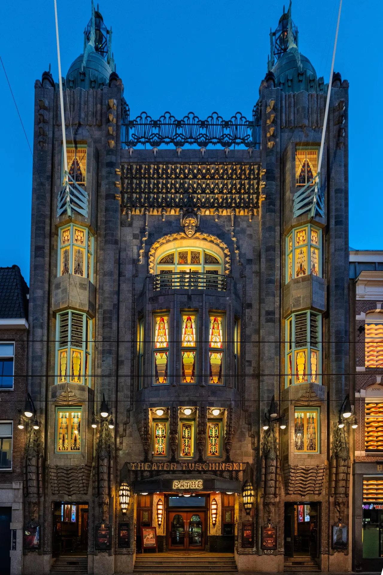 Façade Art déco du Theater Tuschinski illuminée à l'heure bleue, Amsterdam