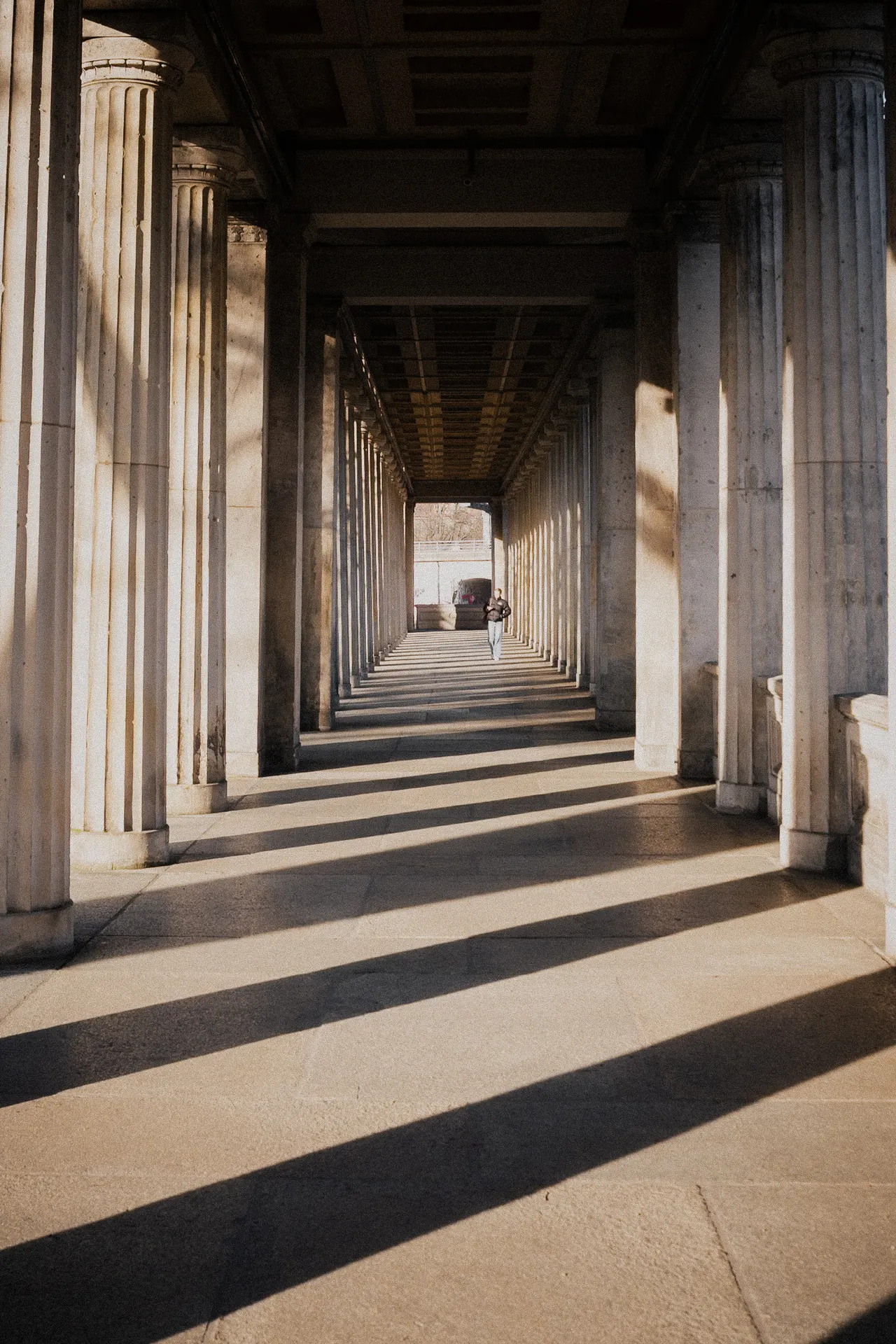 Colonnade et longues ombres portées