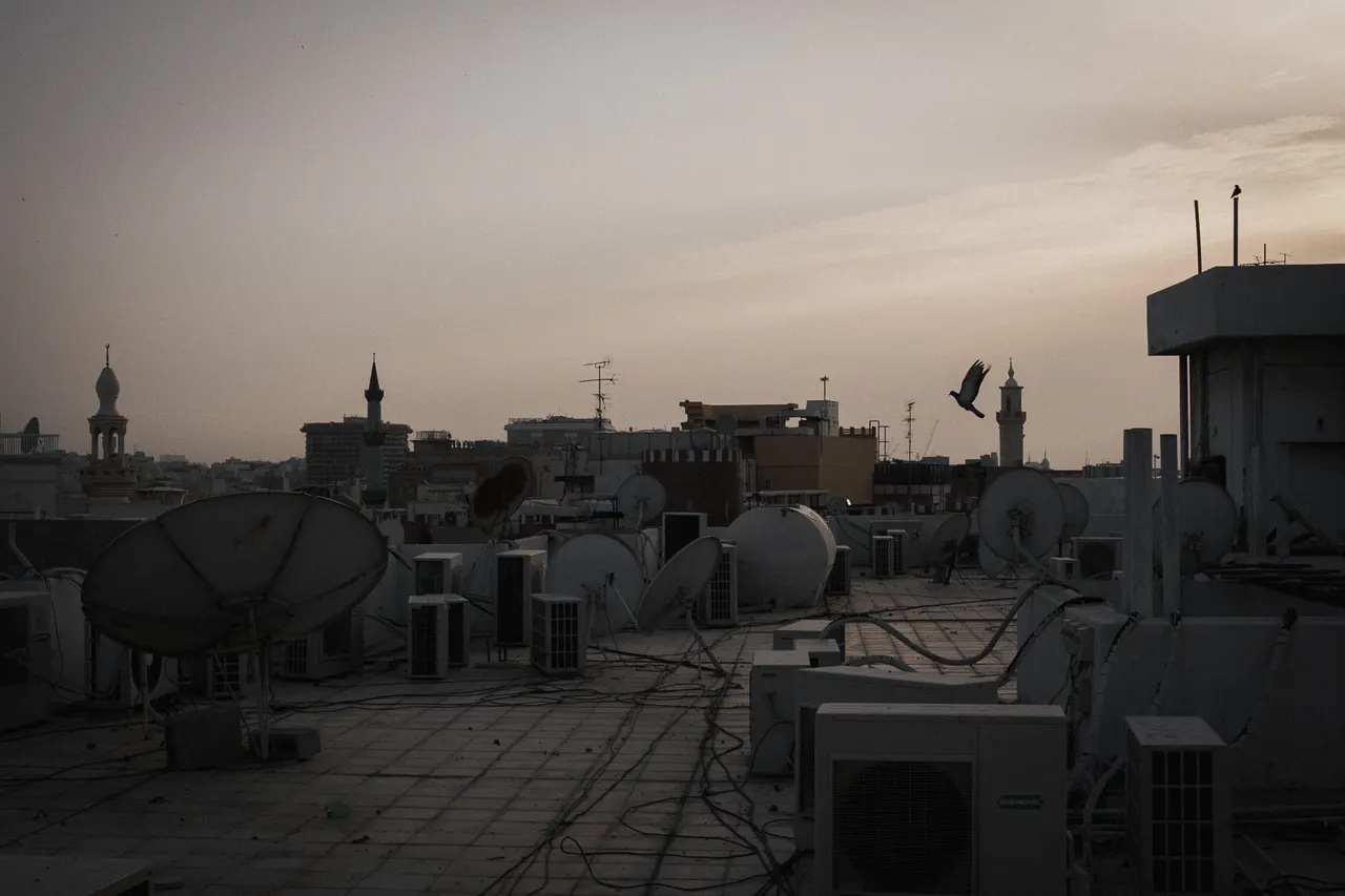 Toits, paraboles et minarets au crépuscule