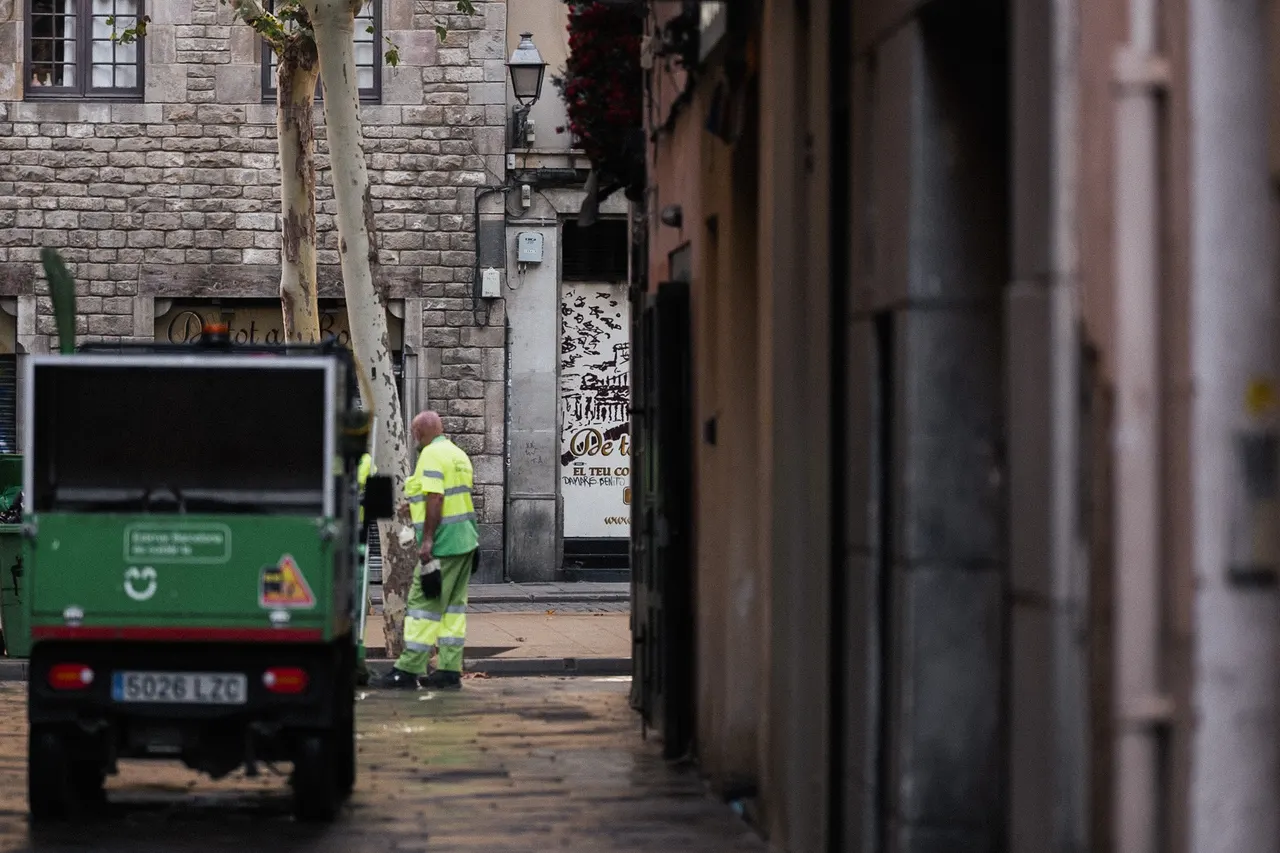 Agent de propreté en gilet jaune près d'un petit véhicule vert