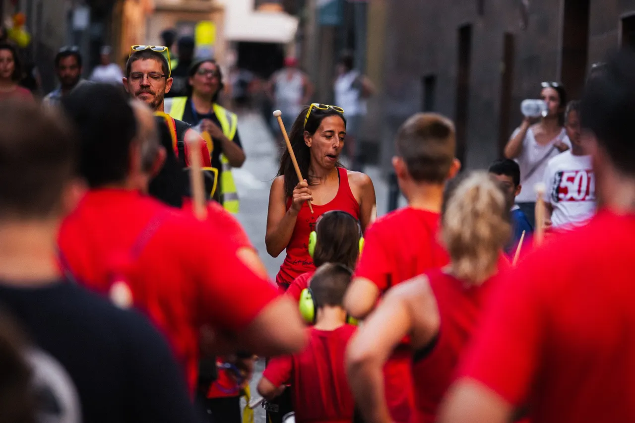 Groupe de percussions en t-shirts rouges dans la rue