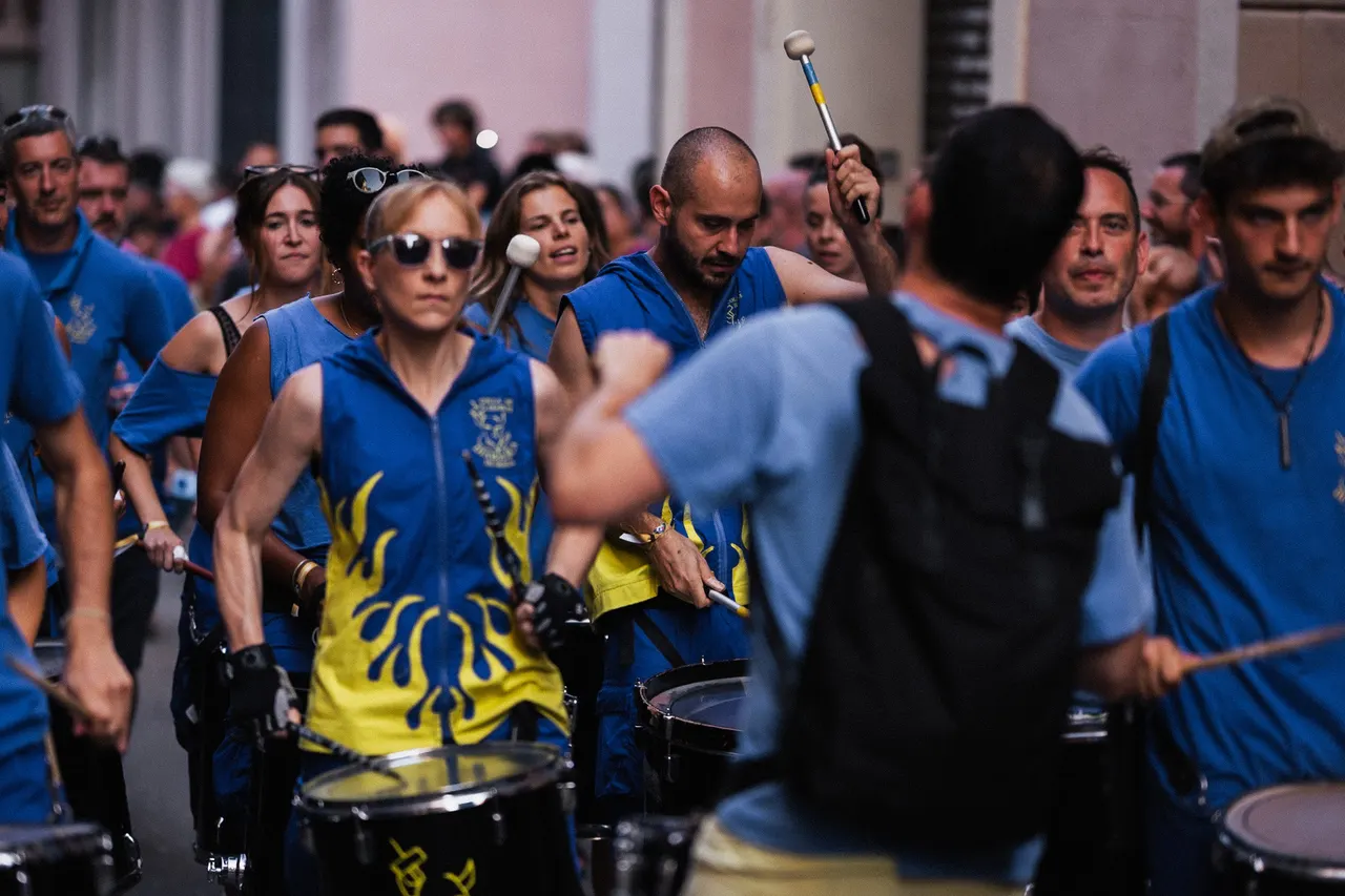 Troupe en bleu et jaune, baguettes levées