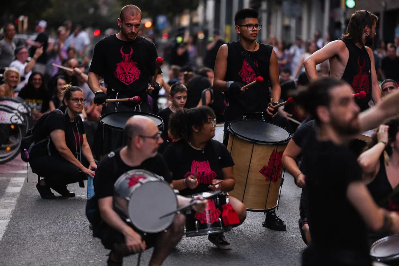 Batteurs accroupis au milieu de la rue