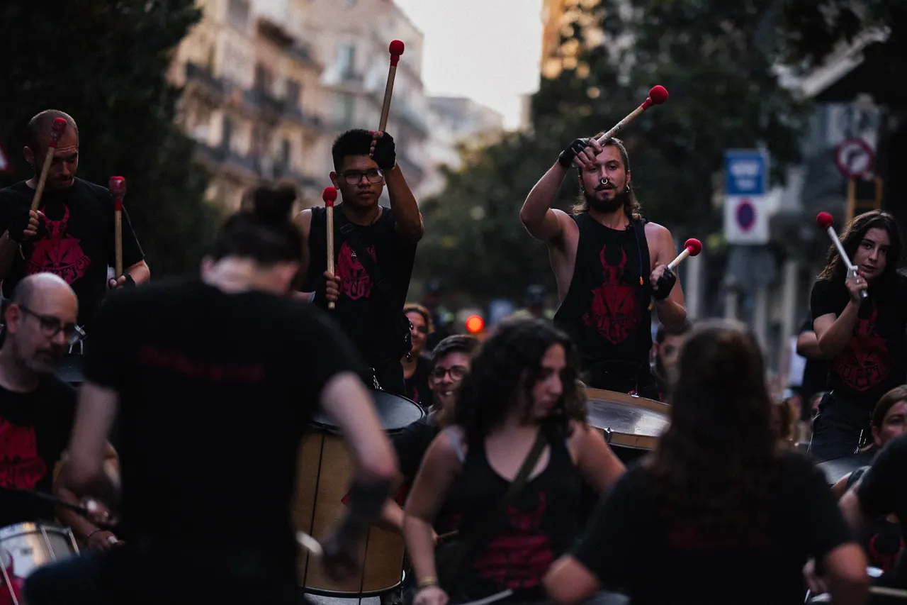 Baguettes rouges levées au-dessus de la troupe