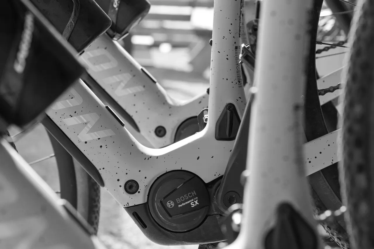 Préparation des vélos à la base Gruissan Outdoor, noir et blanc