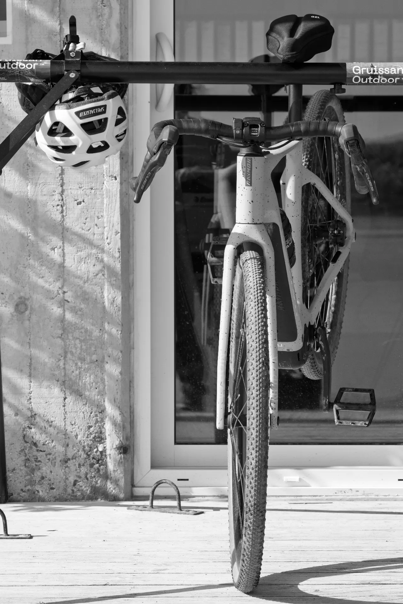 Vélo gravel sur le rack, préparation à la base, Gruissan