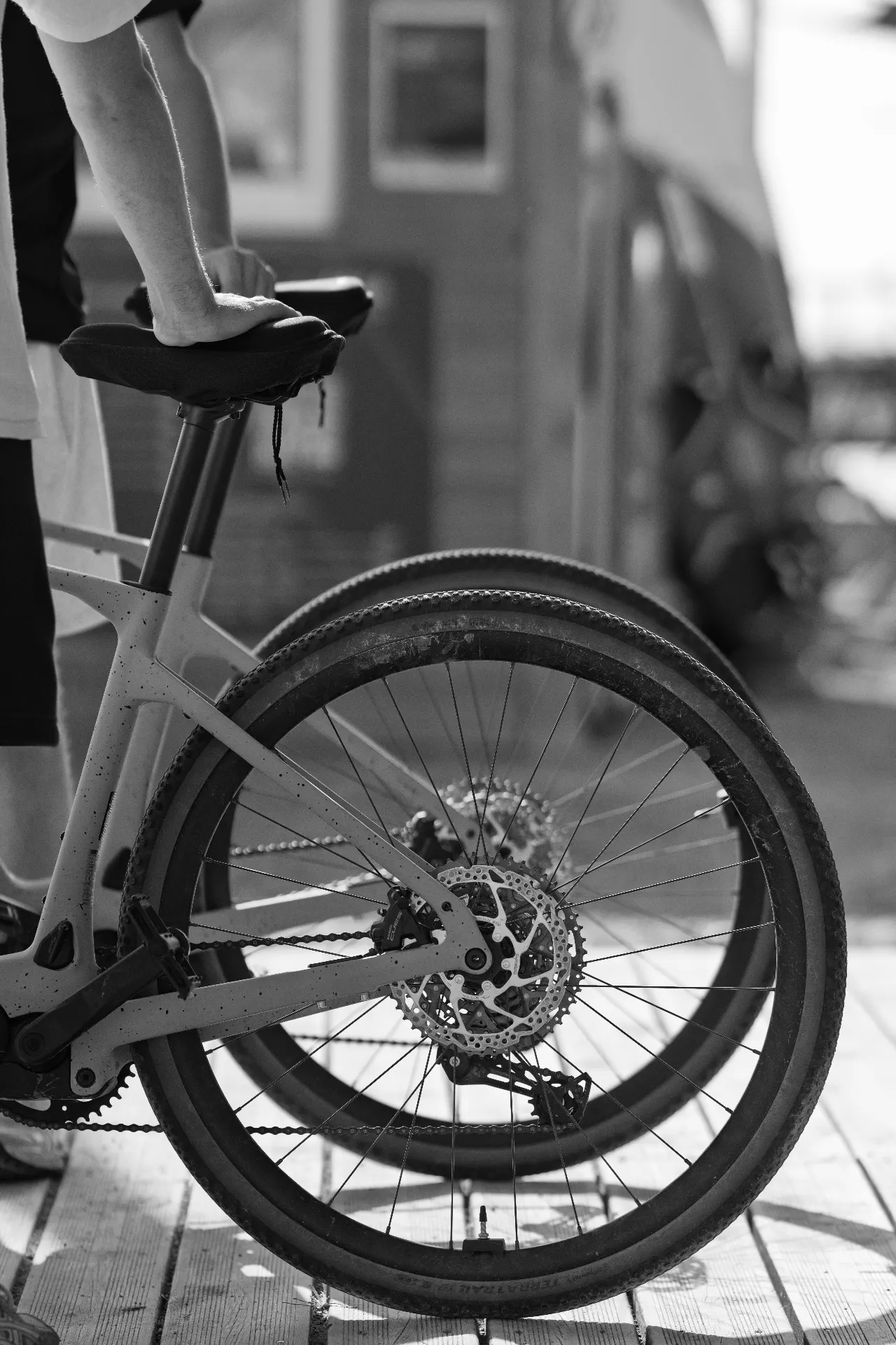Cycliste en action sur les pistes gravel, Gruissan