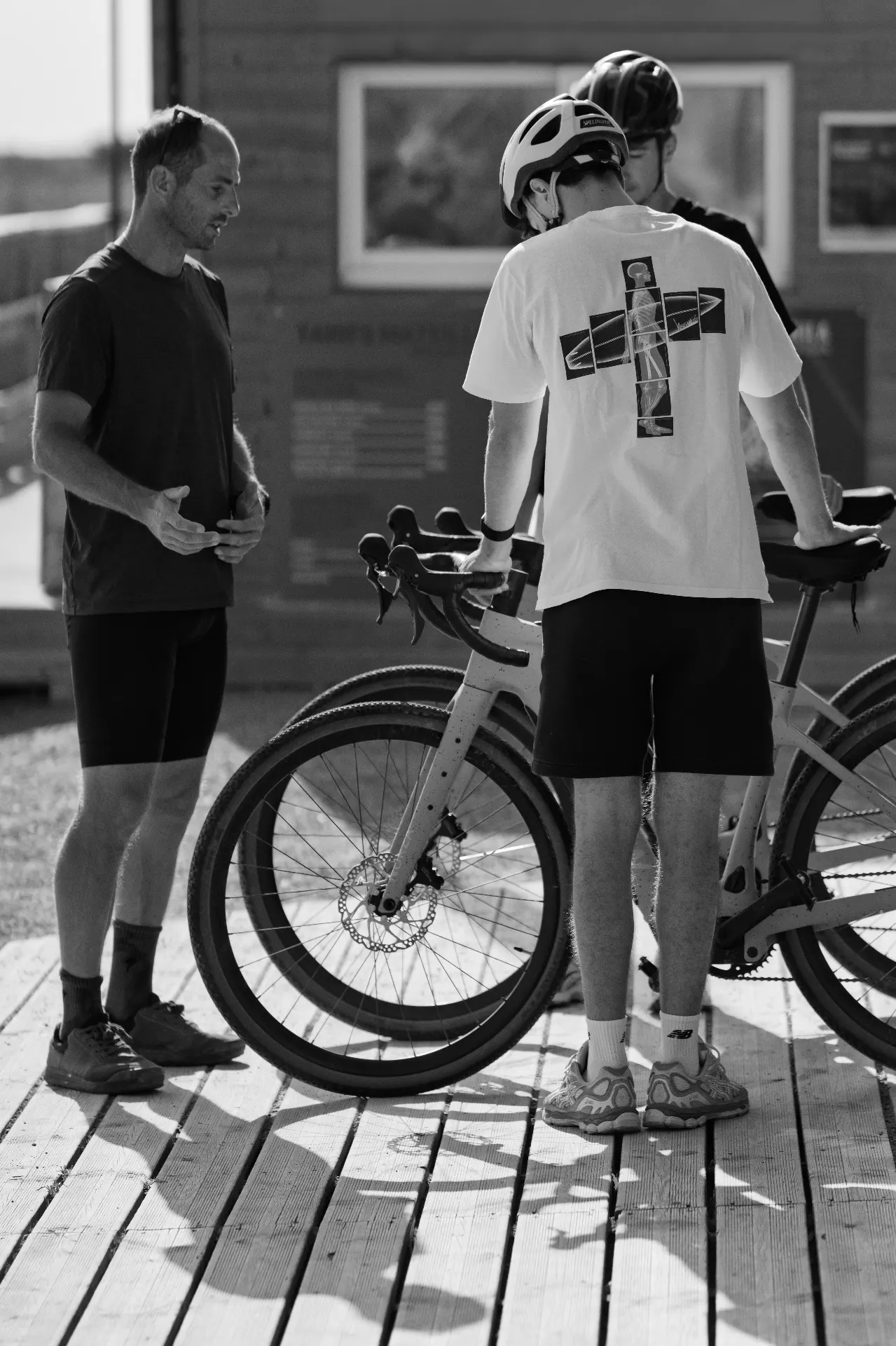 Silhouette de cycliste sur les pistes des étangs, Gruissan