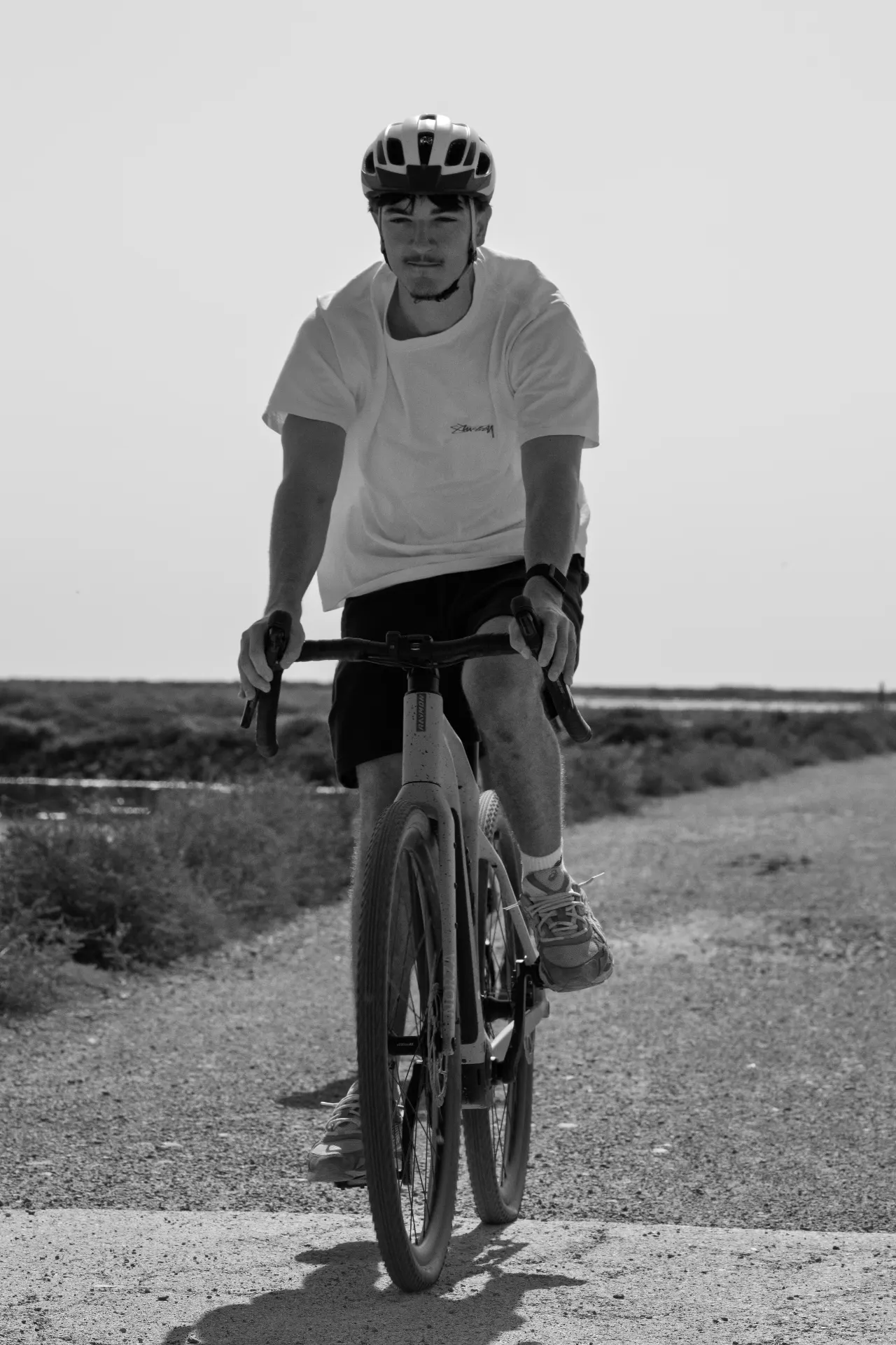 Cycliste en portrait vertical sur la piste de gravier, Gruissan