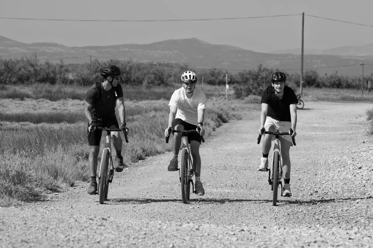 Cyclistes roulant vers le vieux pont de fer, Gruissan