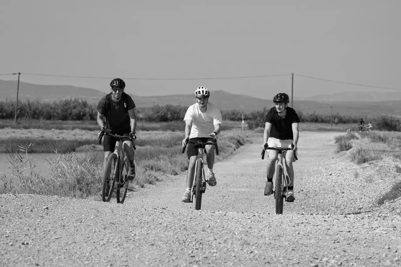 Groupe de trois cyclistes sur la piste, Gruissan Outdoor