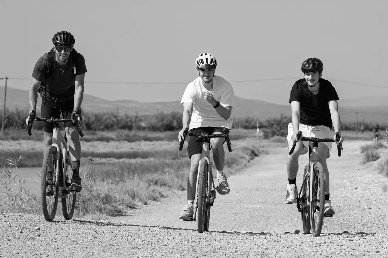 Trois cyclistes roulant vers l'objectif sur une piste gravel, Gruissan