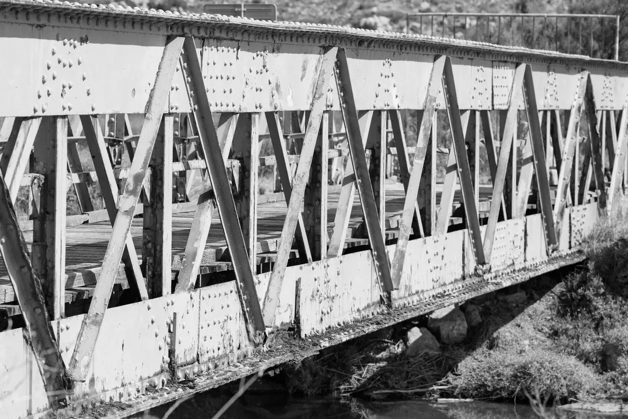 Détail de la structure métallique d'un vieux pont, Gruissan