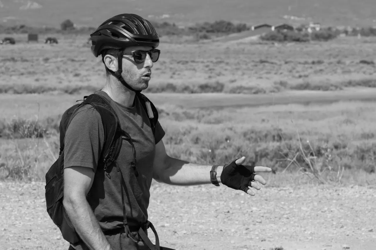 Cycliste ouvrant la main en roulant sur le gravel, Gruissan