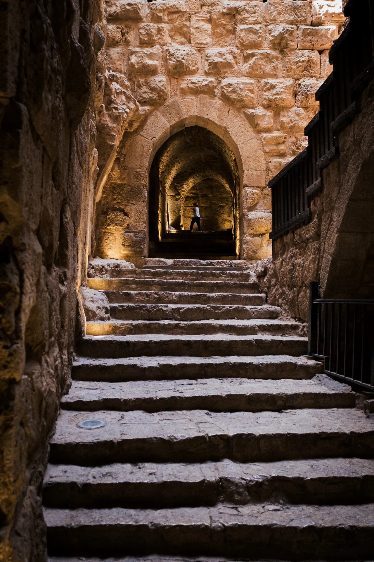 Escalier de pierre vers une voûte éclairée