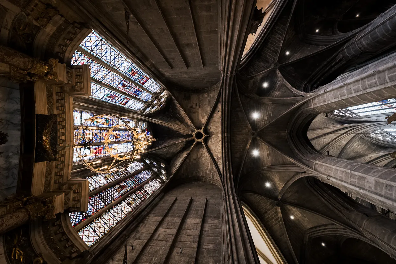 Voûte gothique et vitraux, vus d'en bas