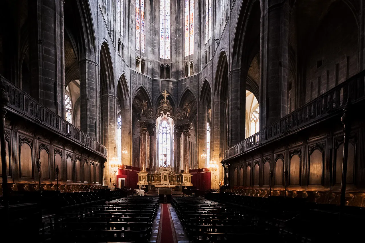 Nef et chœur d'une cathédrale gothique, stalles de bois