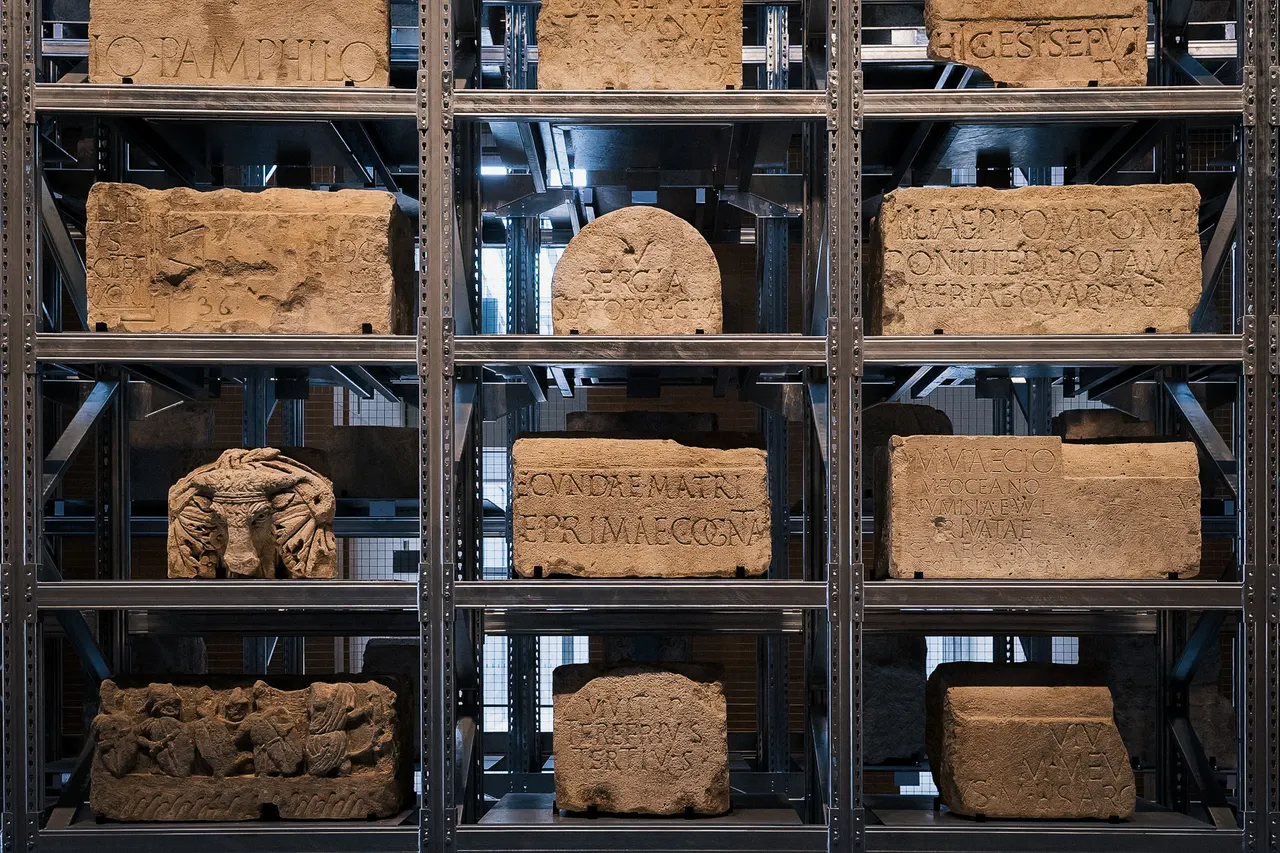 Stèles et inscriptions romaines rangées sur des étagères