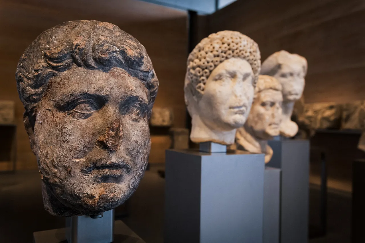 Têtes sculptées romaines sur socles